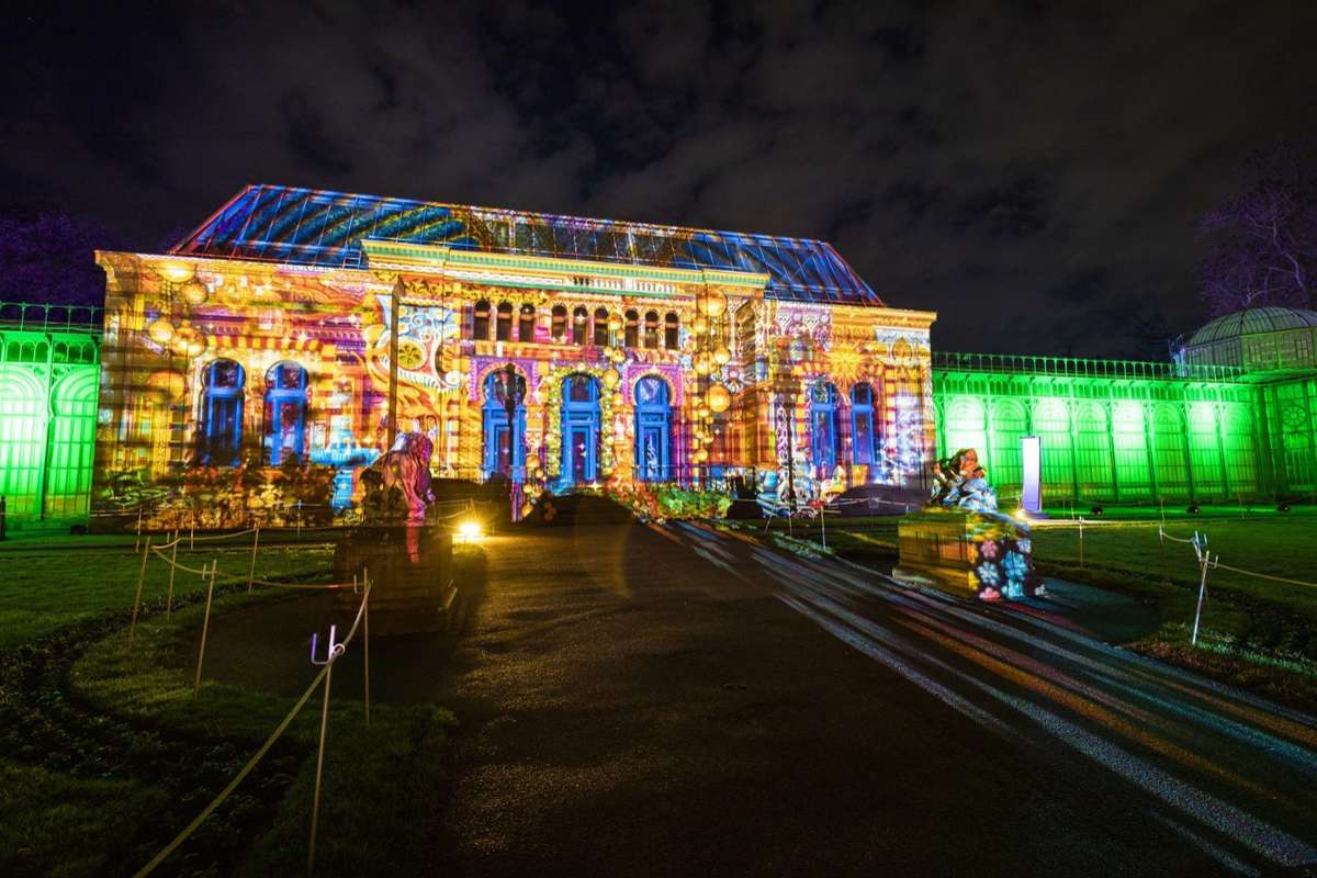 Das Maurische Landhaus der Wilhelma erstrahlt stimmungsvoll beim Christmas Garden Stuttgart.