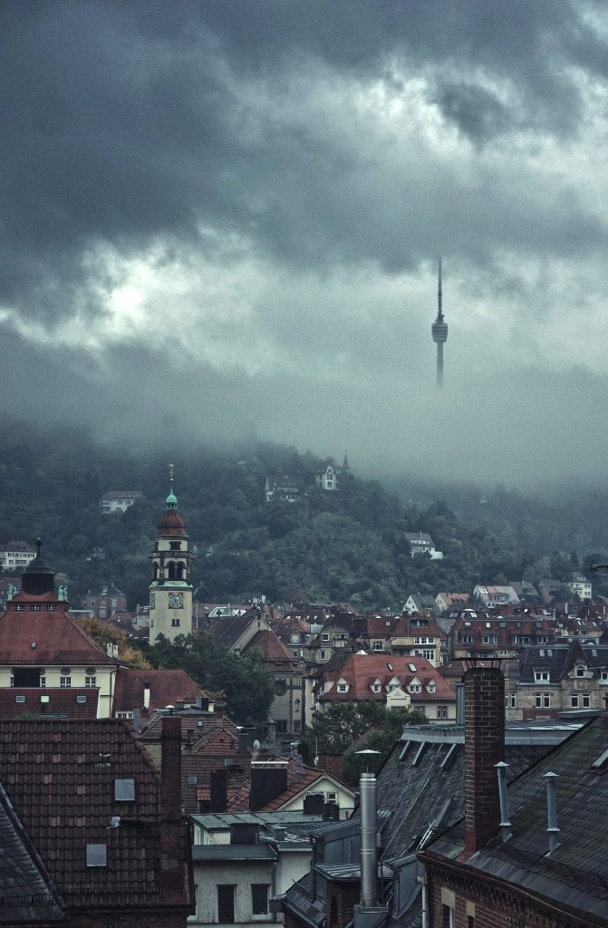 Durch die Wolken und den Nebel sieht es auf diesem Foto vom Juli 2014 fast so aus, als würde der Fernsehturm schweben.