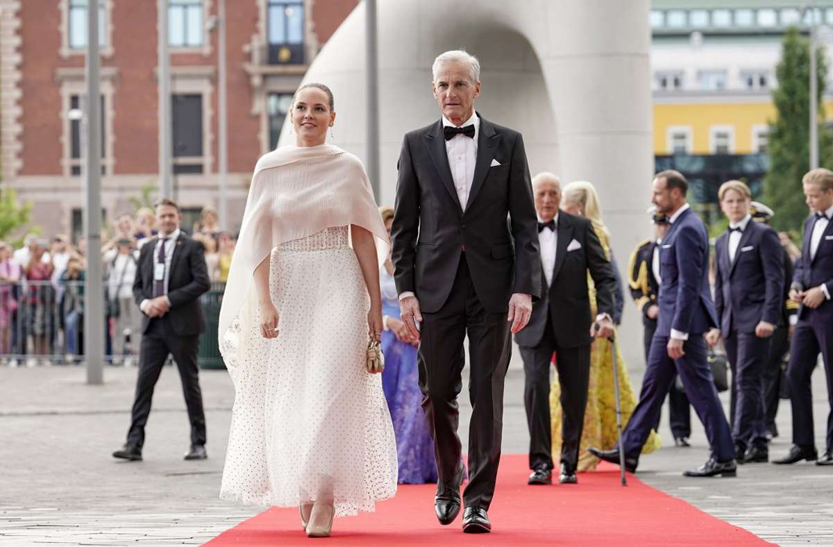 An der Seite des norwegischen Premierministers Jonas Gahr Stoere und in einem eleganten Kleid kam Ingrid Alexandra zu ihrer Party in der Osloer Bibliothek.