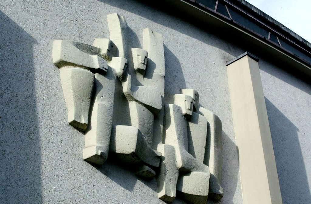 Kunst am Bau: hier ein Relief an der Fassade der Schelztorhalle