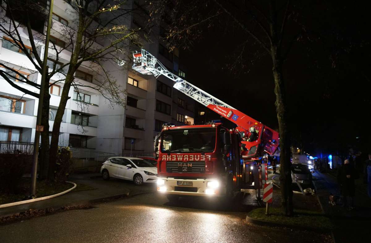 Bei einem Brand in Eislingen (Kreis Göppingen) sind vier Menschen verletzt worden.