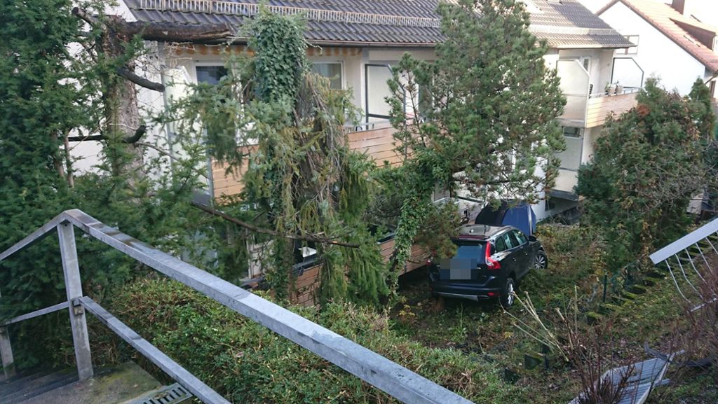 Kurioser Unfall in Stuttgart-Wangen: Zwei Geländer durchbrochen – Chaosfahrt endet an Balkon