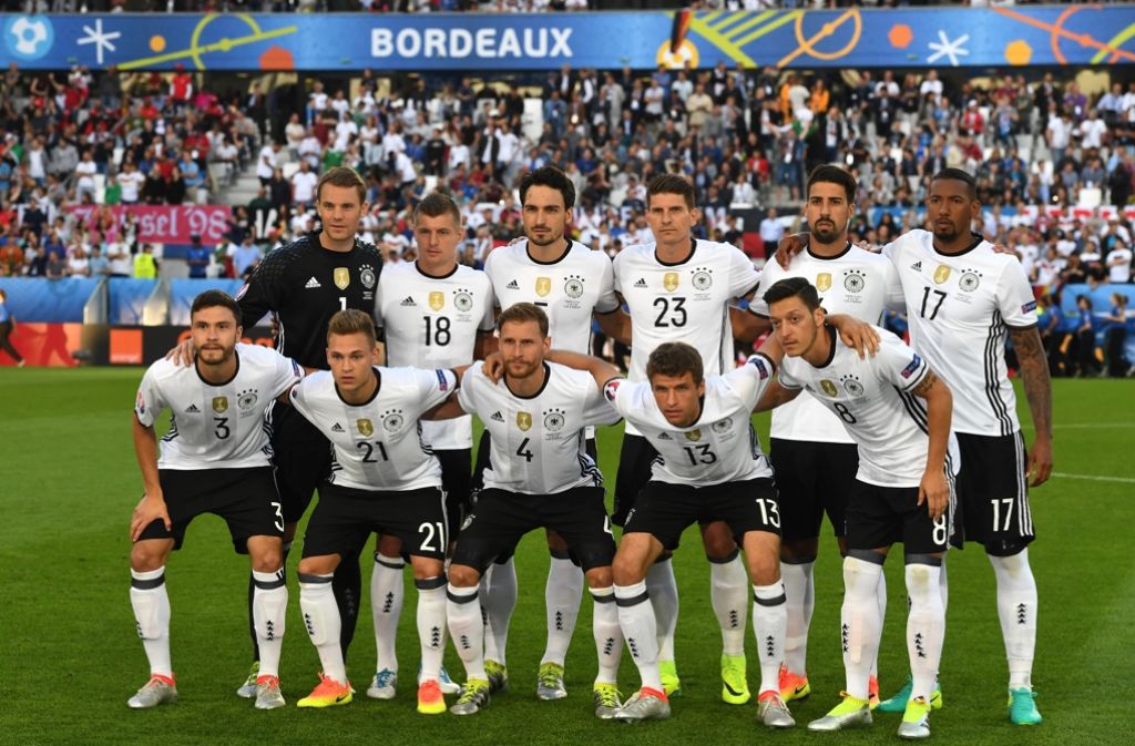 Bei der Fußball-EM in Frankreich im Sommer 2016 steht Neuer wieder für Deutschland im Tor. Das deutsche Team unterlag Frankreich im Halbfinale.