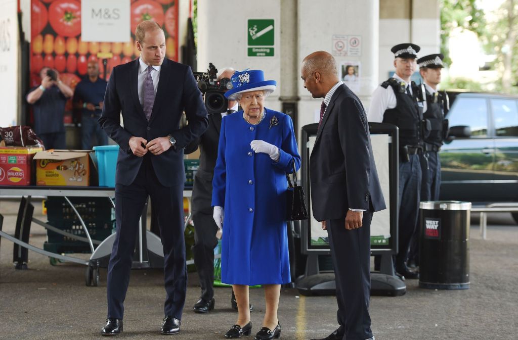 Trauriger Ortstermin mit der Großmutter, Queen Elizabeth II.: Nach der Brandkatastrophe im Grenfell Tower in London besuchten die Royals die Notunterkunft für die betroffenen Bewohner.