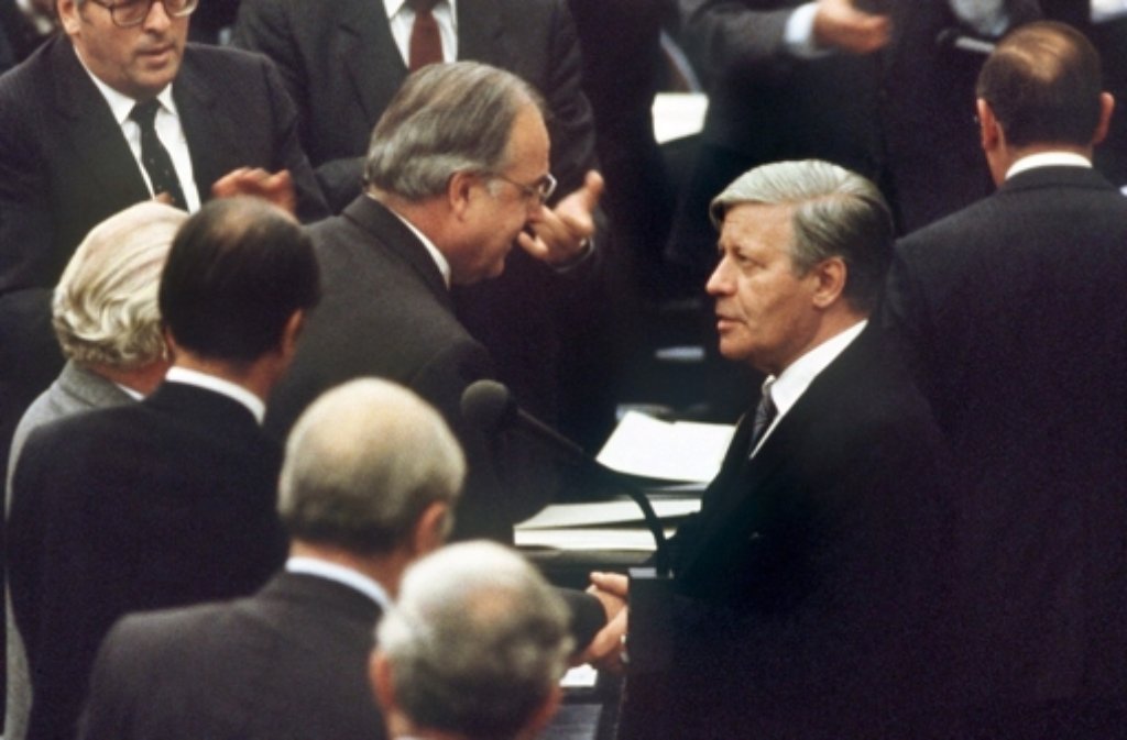 Nachdem die sozialliberale Regierungskoalition im Spätsommer 1982 gescheitert war, wurde Schmidt am 1. Oktober 1982 durch ein konstruktives Misstrauensvotum gestürzt. Helmut Kohl wurde mit den Stimmen von CDU, CSU und der Mehrheit der FDP zu Schmidts Nachfolger gewählt.