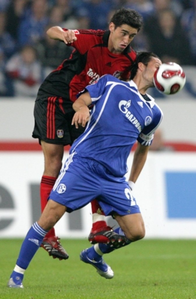 In der Saison 2006/2007 gibt der Verteidiger Haggui (links) sein Debüt in der Bundesliga bei Bayer Leverkusen. Dort bestreitet er bis Juni 2009 83 Spiele und macht fünf Tore.