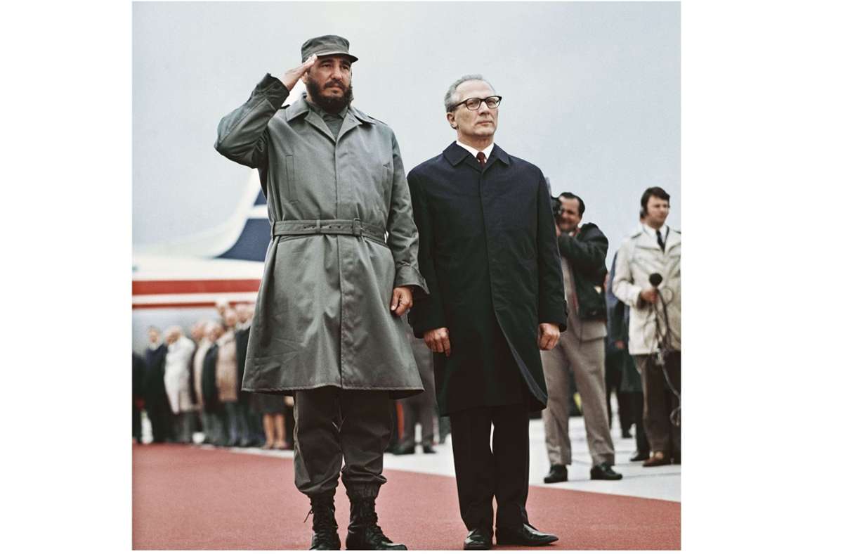Der DDR-Staatsratsvorsitzende Erich Honecker empfängt den kubanischen Revolutionsführer Fidel Castro auf dem Ost-Berliner Flughafen Schönefeld (1972)