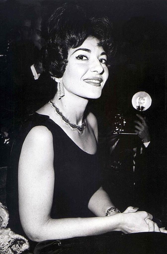 Maria Callas Das Gesicht von eleganten Händen umrahmt, den Blick durchdringend auf den Betrachter gerichtet - unsterblich ist nicht nur diese Fotografie der legendären Operndiva Maria Callas, sondern auch der Mythos um ihre Person. Spätestens, als sie im Alter von 28 Jahren die Saison an der Mailänder Scala eröffnete, wurde der Opernwelt bewusst, dass sie eine neue Königin hatte. Es folgte eine knapp 14 Jahre andauernde Sängerkarriere, in der sie ihr Publikum durch ihre bemerkenswerte Ausdruckskraft fesselte. Noch heute muss sich jede Sängerin, die die Rolle der Tosca, der Lucia de Lammermoor oder der Norma besetzt, mit fünzig Jahre alten, rauschenden Aufnahmen der Diva messen. (szo)