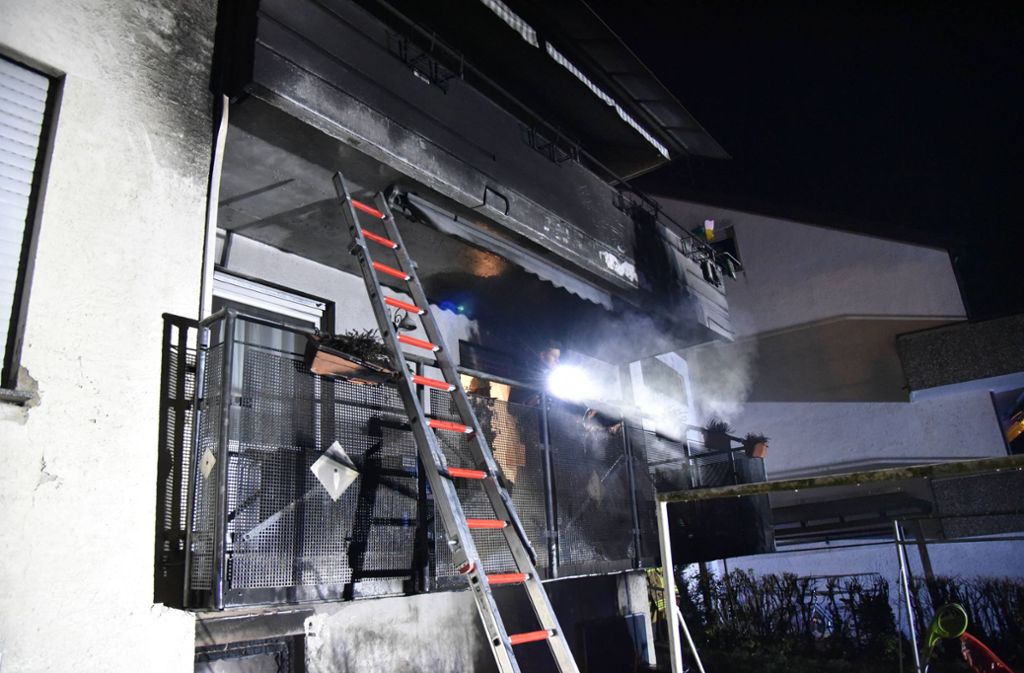 Auf dem Balkon im ersten Stock entstand das Feuer. Foto: 7aktuell.de/Denis Stankovic