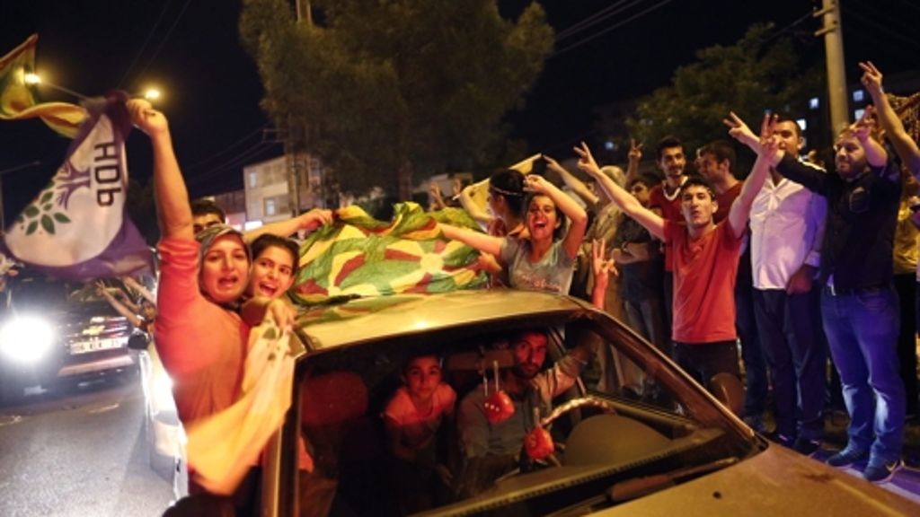 Parlamentswahl in der Türkei: Kurden tanzen nach der Wahl auf dem Marktplatz