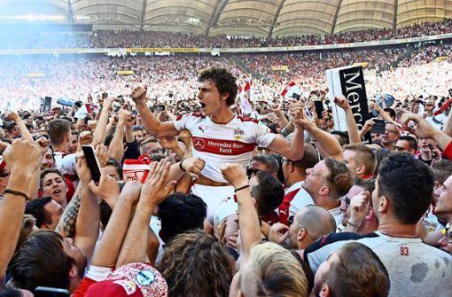 Benjamin Pavard bejubelt mit den VfB-Fans den Aufstieg im Mai 2017. In dieser Saison ist der 21-Jährige zur festen Größe gereift.Foto:dpa Foto:  