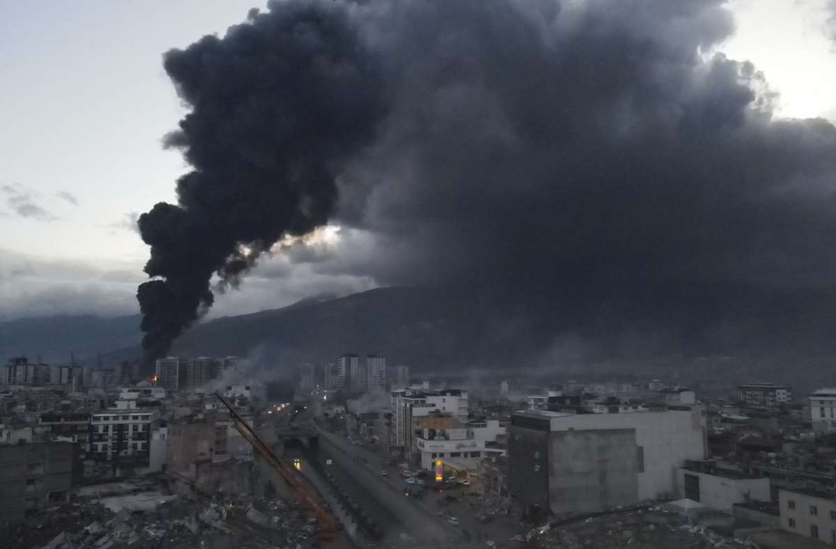 Die beim Erdbeben umgestürzten Container im Hafen von Iskenderun, Türkei, stehen in Flammen.