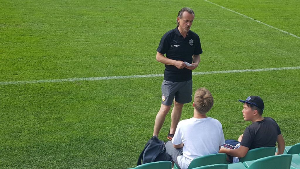  Einige VfB-Fans kassierten an diesem Montag satte Knöllchen am Trainingsgelände. Das rief umgehend Teammanager Günther Schäfer auf den Plan. 