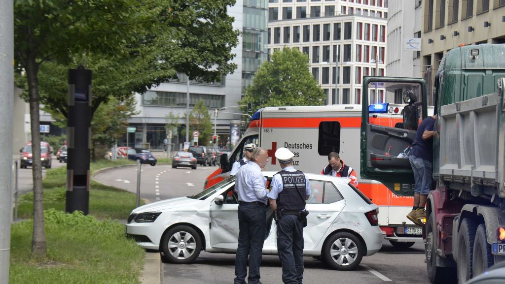 Friedrichstraße in Stuttgart: Lkw rammt Fahrzeug