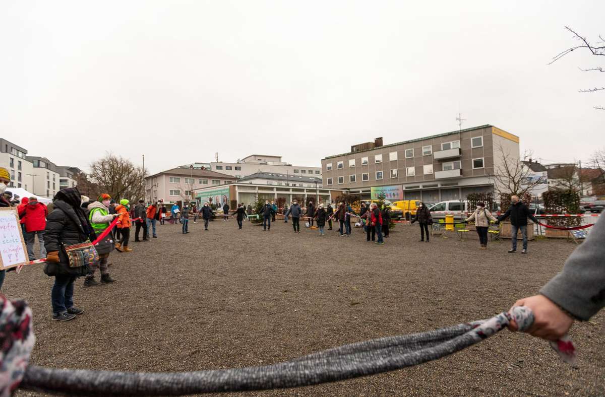Die Menschenkette formierte sich auf dem „Grünen Platz“.