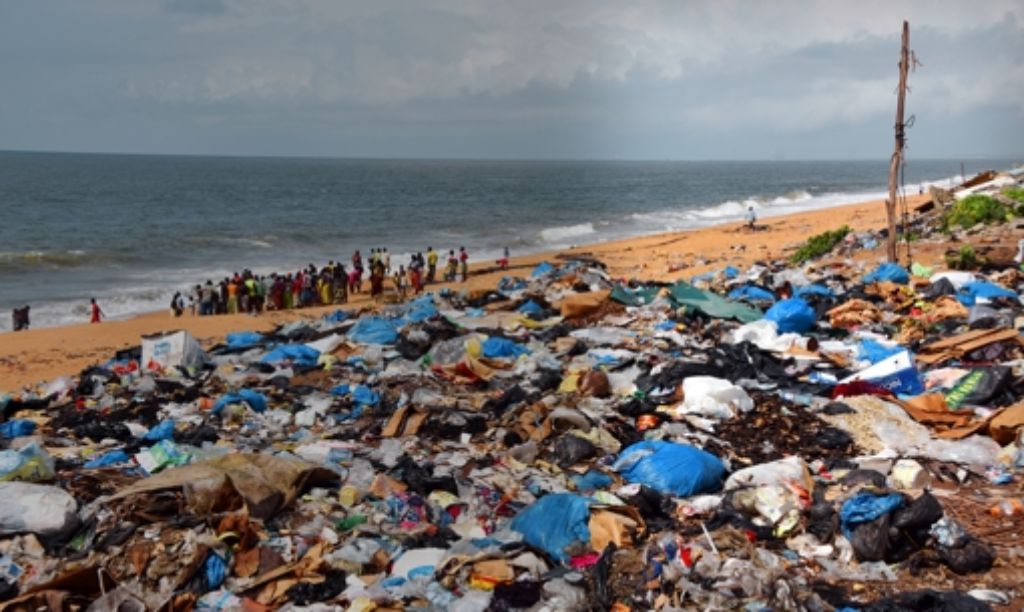 Von den weltweit  hundert Milliarden Plastiktüten, die pro Jahr in Umlauf kommen, landen viele in der Natur und verschmutzen vor allem die See. Foto: AFP