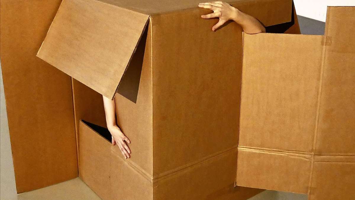  Ist das nur eine schnöde Schachtel? Oder eine ganze Welt? Die Figurenspielerin Sarah Wissner zeigt im Fitz mit „Raschel – Ein Stück Karton“ fantasievolles Materialtheater für Kinder ab drei Jahren. 