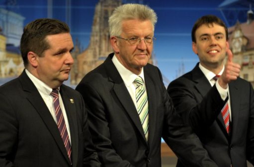 ... und stößt den CDU-Ministerpräsidenten Stefan Mappus (links) vom Thron. Die Grünen können zusammen mit Nils Schmids SPD eine Regierung bilden - als Seniorpartner wohlgemerkt.