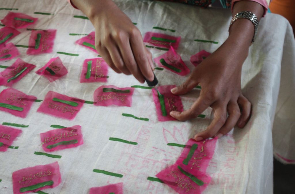 Die Textilkunst entsteht in aufwendiger Handarbeit, ohne Strom, und basiert auf den lokalen Traditionen.