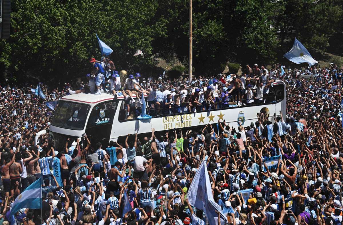 In einem offenen Bus fuhr die Nationalmannschaft am Dienstag vom Gelände des Fußballverbandes AFA vor den Toren von Buenos Aires in Richtung Hauptstadt.