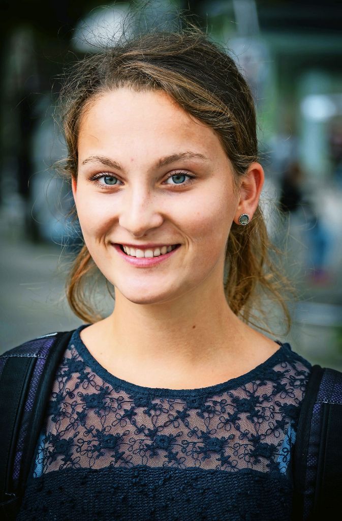 Ramona Städtler, 19, Studentin aus Ludwigsburg: „Normalerweise kaufe ich alles im Einzelhandel, da kann ich die Sachen in die Hand nehmen oder anprobieren. Das einzige, was ich bestelle, sind Bücher. Da weiß ich genau, was ich brauche, und dann ist das Internet zuverlässiger.“