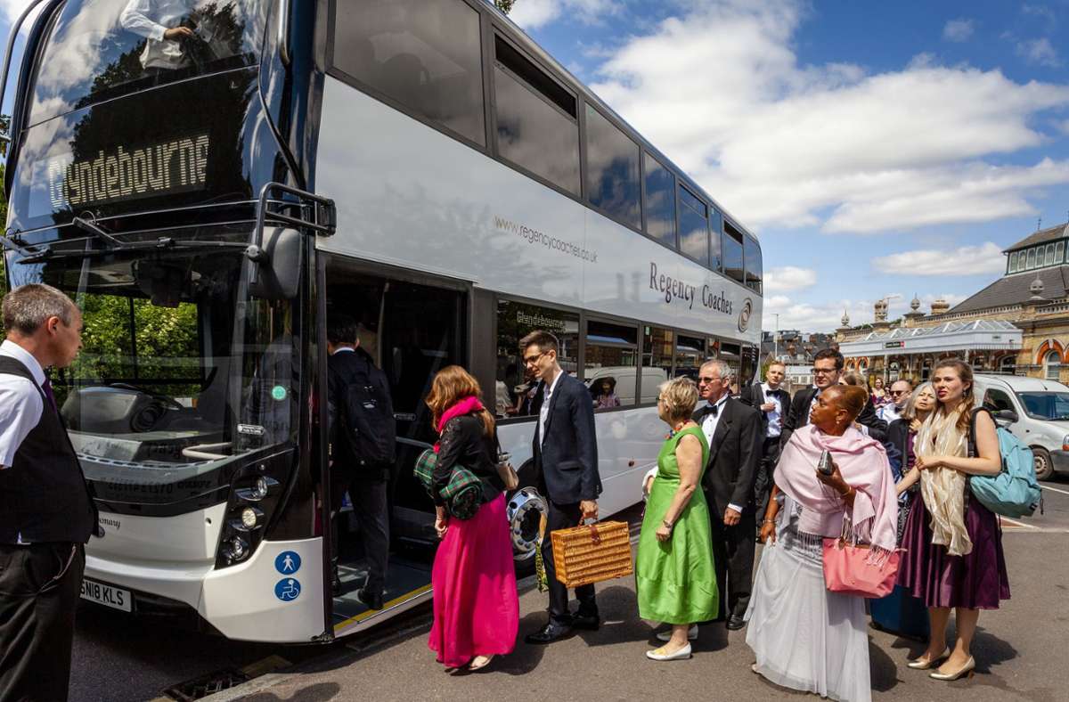 Heutzutage reisen die Gäste des Opernfestivals in Robe und mit Picknick-Korb im Bus an.