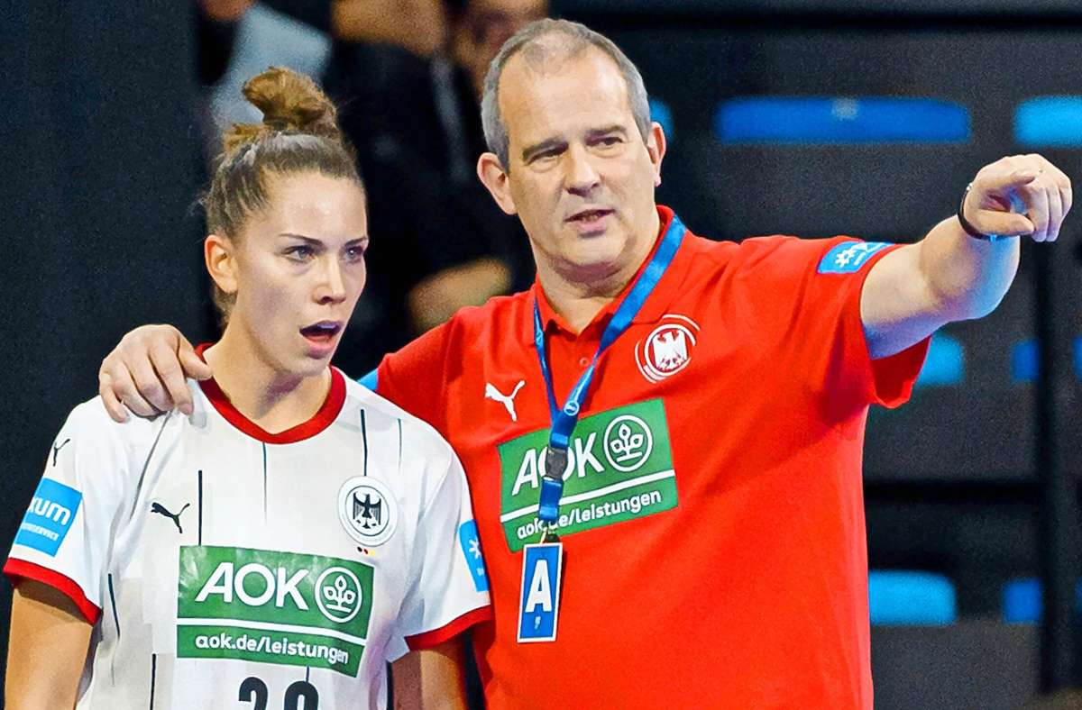 Bundestrainer Henk Groener setzt große Hoffnungen auf seine Führungsspielerin Emily Bölk.
