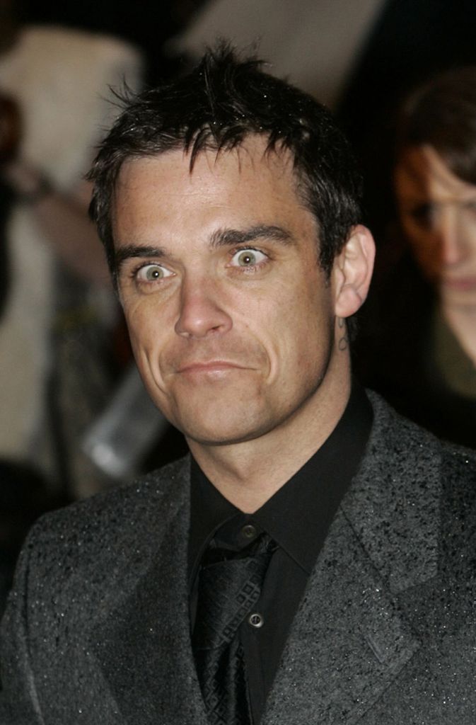 Im Jahr 2000 folgt „Sing When You’re Winning“. Und in der Tat ist Robbie Williams auf der Gewinnerstraße. Mit seinen Auftritten füllt er bald riesige Stadien, ...