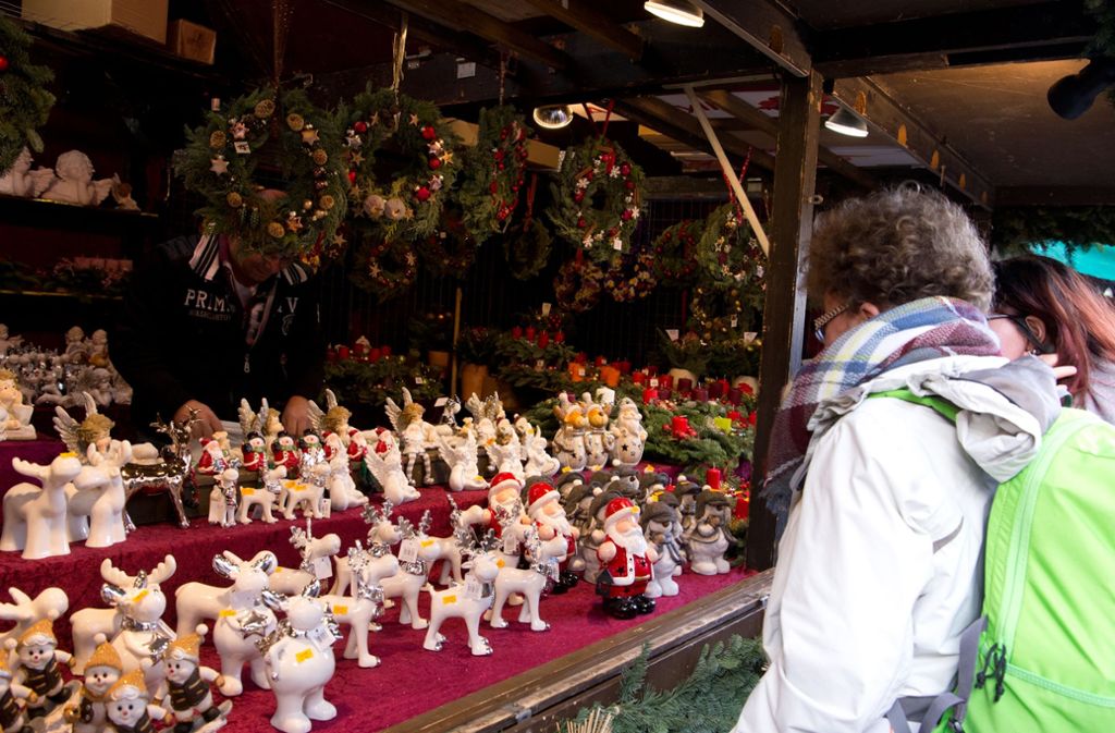 Die Buden locken mit weihnachtlichen Figuren.