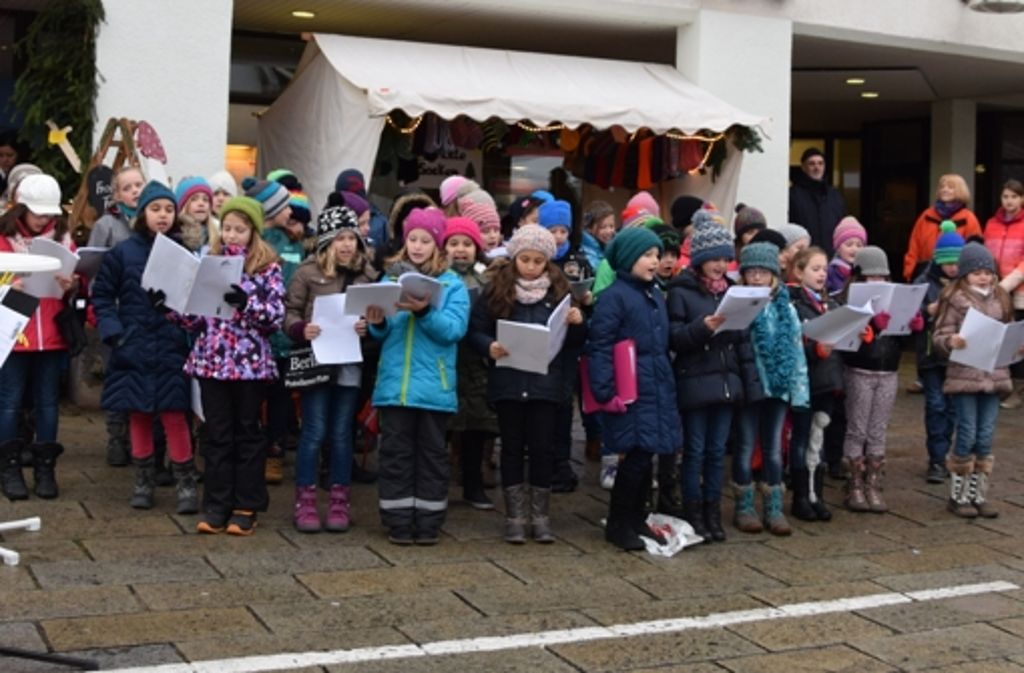 Die Grundschüler eröffneten den Weihnachtsmarkt in Steinenbronn mit weihnachtlichen Liedern.