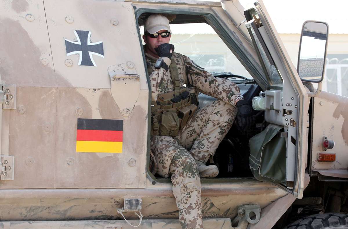 Kundus, 2011: Ein Soldat der Bundeswehr sitzt auf dem Gelände des Police-Trainings-Camps (PTC) in einem gepanzerten Fahrzeug Dingo.