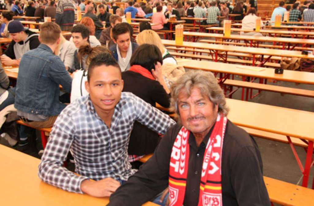 Für die Dreharbeiten zu einer Folge unserer VfB-Videoserie "Bruno sieht rot" hatte sich Romulo Kuranyi mit Moderator Bruno Stickroth im Frühjahr auf dem Cannstatter Wasen getroffen.