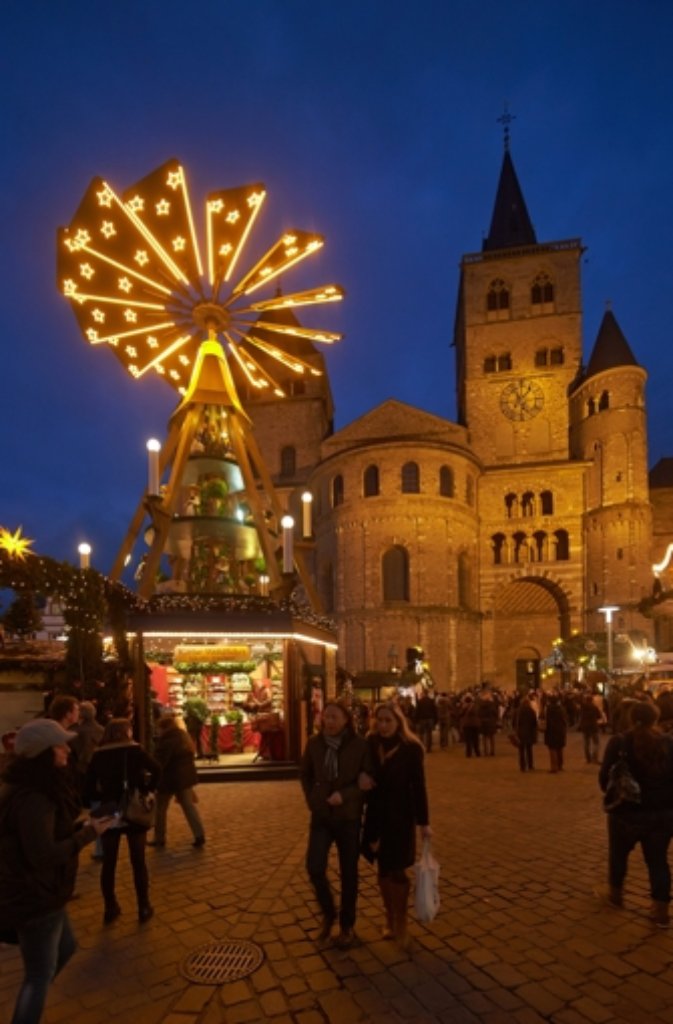 Der Weihnachtsmarkt auf dem Hauptmarkt in Trier (Rheinland-Pfalz) bietet 95 Stände.