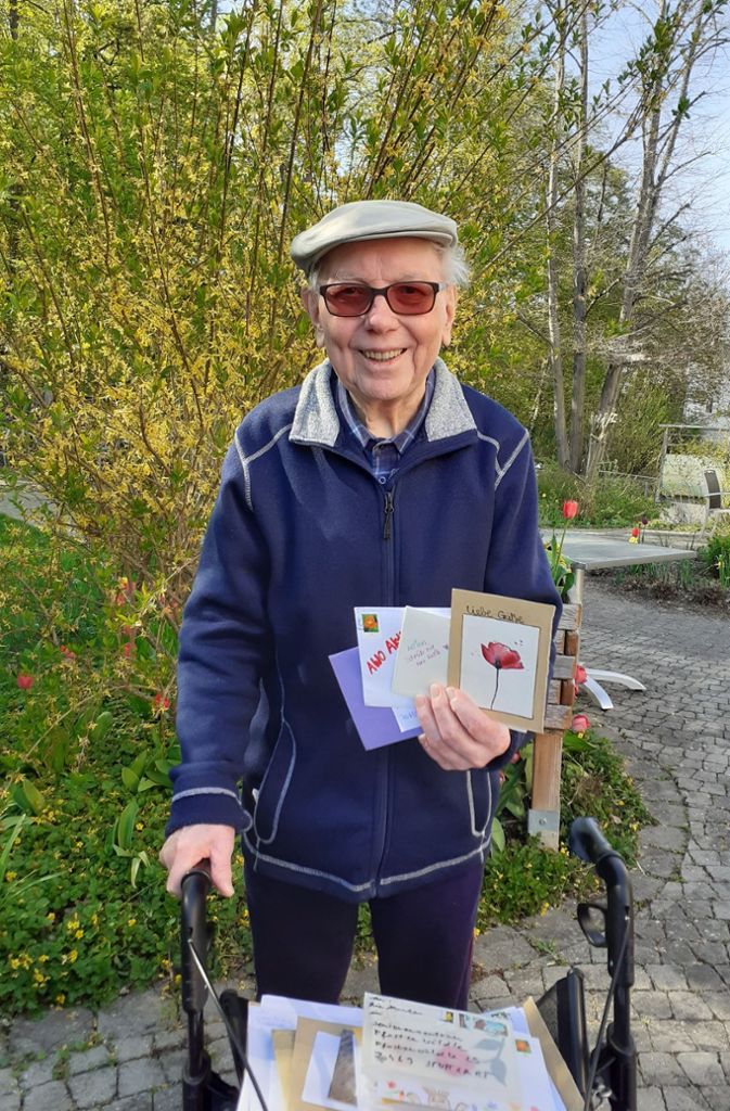 Nikolaus B. ist 91 Jahre alt und Bewohner des Seniorenzentrums Pfostenwäldle. Er freut sich über die Post der Kinder.