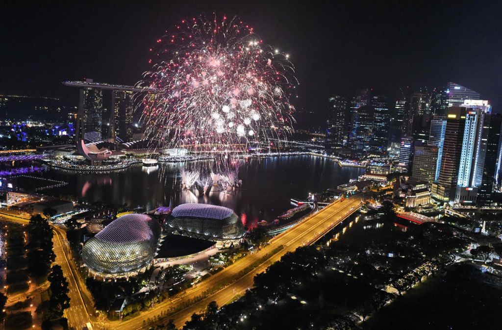 Feuerwerk erleuchtet den Himmel über Singapur.