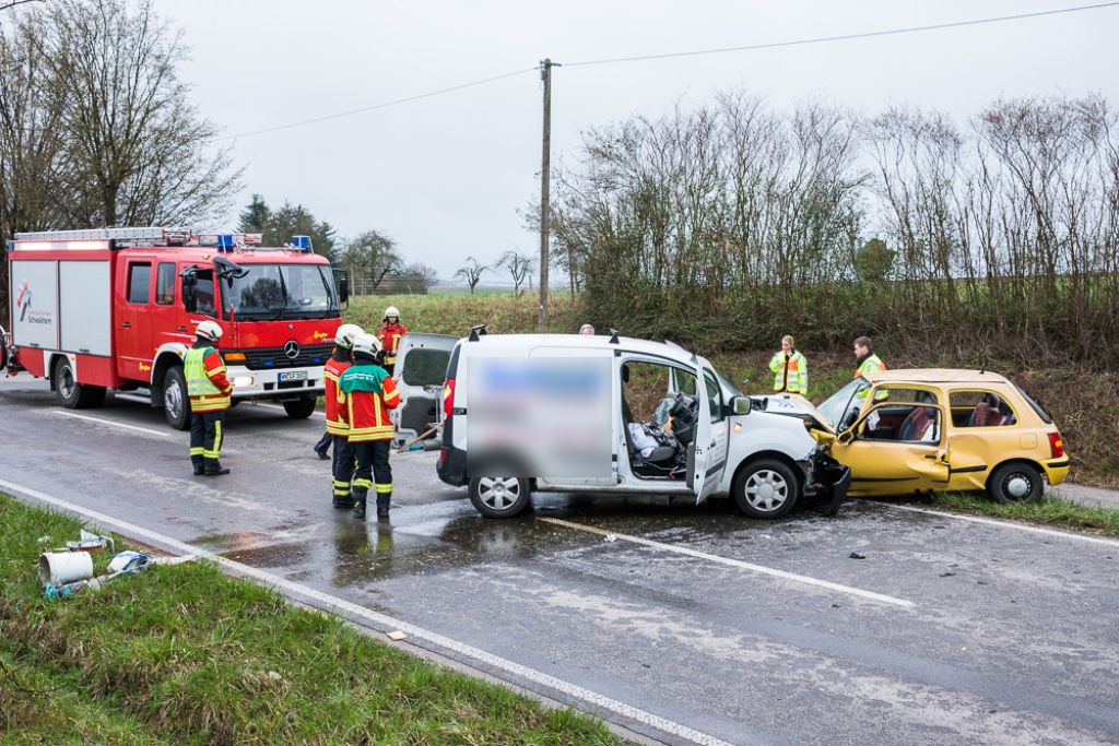 Am frühen Freitagmorgen hat sich bei Schwaikheim ein schwerer Unfall zugetragen, bei dem ein 34-Jähriger in seinem Wagen eingeklemmt wurde.