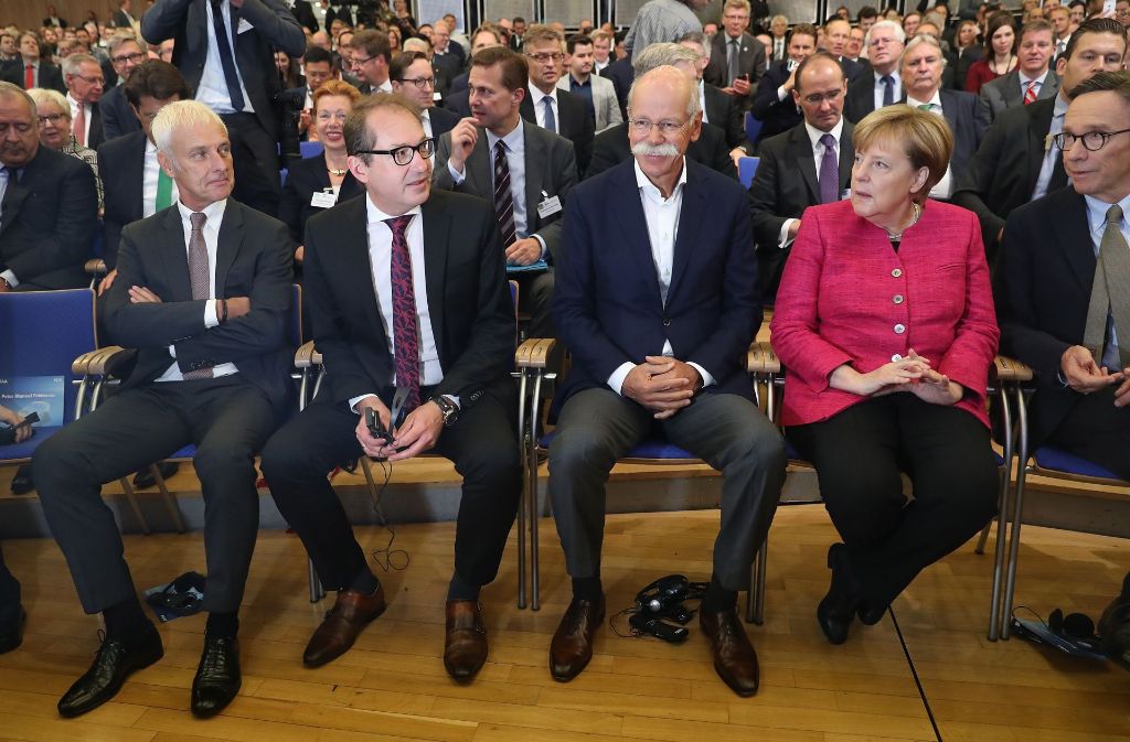 Und auch Matthias Mueller, Vorstandsvorsitzender der Volkswagen AG, Alexander Dobrindt, Bundesverkehrsminister, und Dieter Zetsche, Vorstandsvorsitzender der Daimler AG, waren bei der Eröffnungsfeier anwesend.