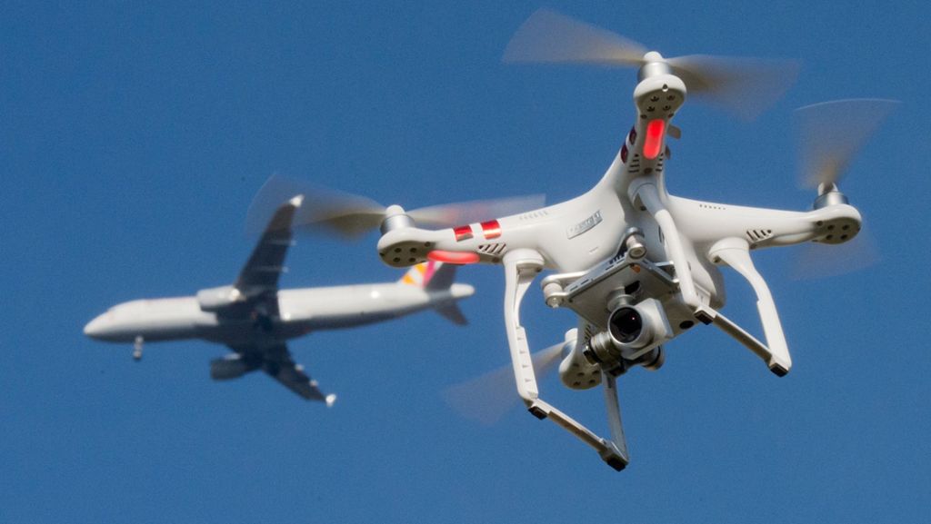  Rund 100 Mal werden Drohnen nahe Flughäfen gesichtet – trotz eines bestehenden Verbots. Die Politik sucht nach neuen Wegen, der Gefahr Herr zu werden. Doch das ist wohl teuer. 