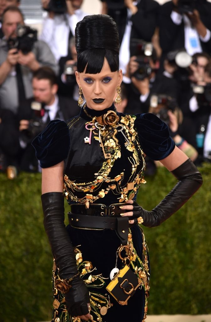 Popstar Katy Perry hübschte sich mit Goldverzierungen auf.