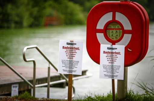 Schweren Herzens hat die Gemeindeverwaltung die Schilder aufgestellt. Aktuell wird aus gesundheitlichen Gründen ausdrücklich abgeraten, im Plüderhäuser See zu baden. Foto: /Stoppel