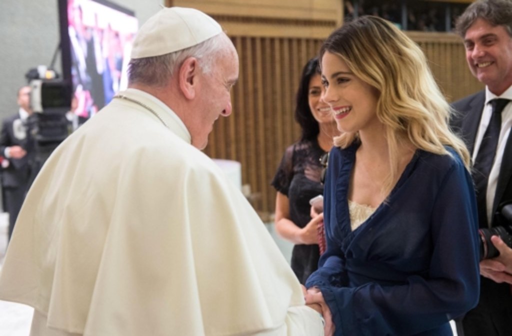Die argentinische Sängerin Martina Stoessel beim Papst.