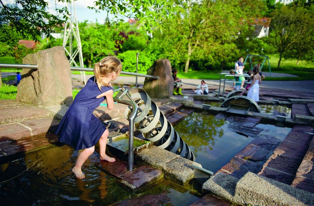 Im Sommer ist Wasser auf dem Spielplatz immer das Highlight für Kinder, wie auf dem Wartberg-Gelände (Stuttgart-Nord), Highlight: Korbschaukel und Wasserspiel, 3 bis 12 Jahre