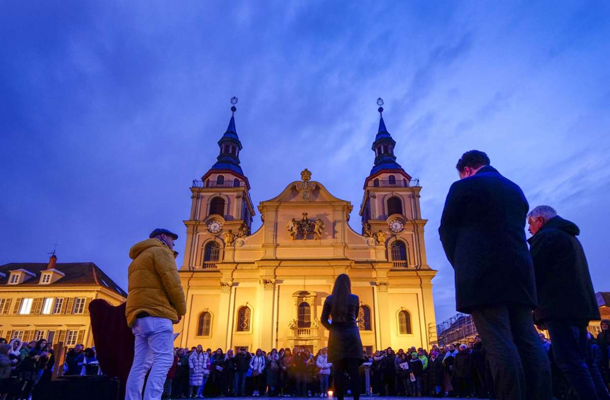 Zusammen beten und singen: Auf dem Ludwigsburger Marktplatz wurde ein Jahr nach dem Kriegsbeginn in der Ukraine die Hoffnung auf Frieden geäußert.