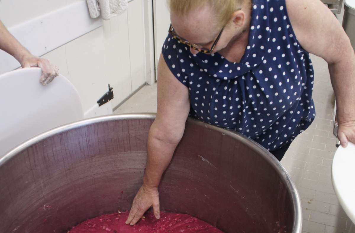 Die Bäckermeisterin Anne Dorer befühlt den roten Teig, aus dem die „Teufelchen“ gebacken werden.