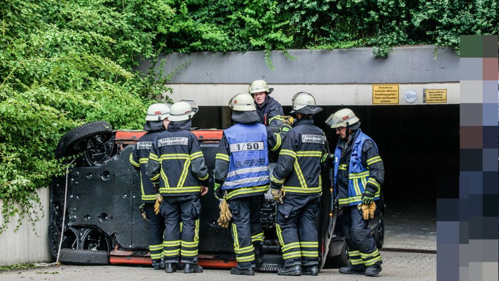 Unfall in Sindelfingen: Kontrolle über Smart verloren – Feuerwehr befreit Beifahrer