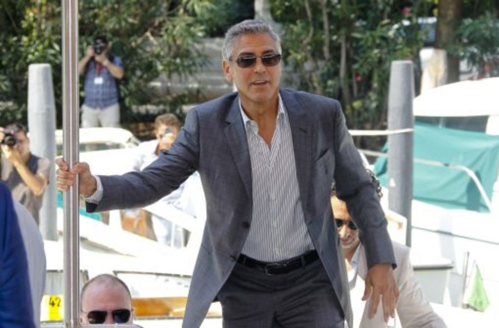 George Clooney entsteigt einem Motorboot - ganz so, wie es sich in Venedig gehört.
