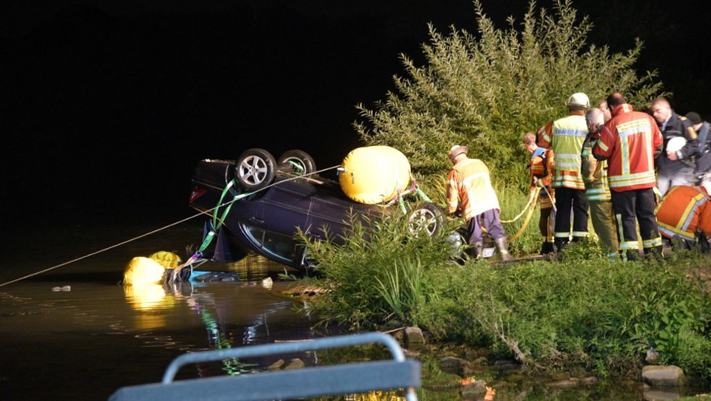  Ein Zeuge sieht das Unglück kommen: Kurz leuchten die Bremslichter auf, dann durchbricht das Auto eine Schranke und stürzt in den Fluss. Wie konnte es zu dem tödlichen Unfall auf dem Neckar kommen? 