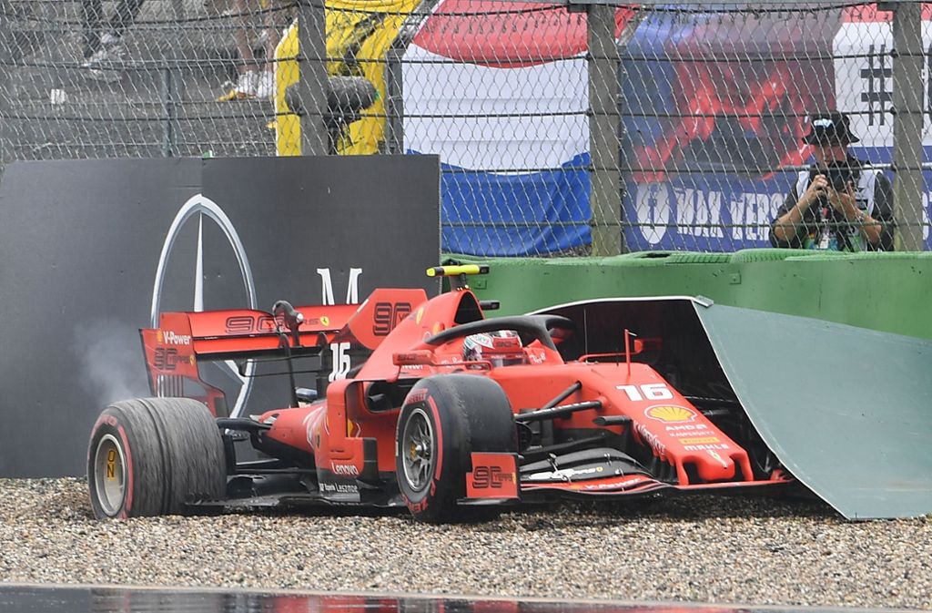 Vettels Teamkollege Charles Leclerc parkte seinen Ferrari dagegen ziemlich unsanft im Kiesbett – und auch noch ausgerechnet vor einem Mercedes-Werbebanner.