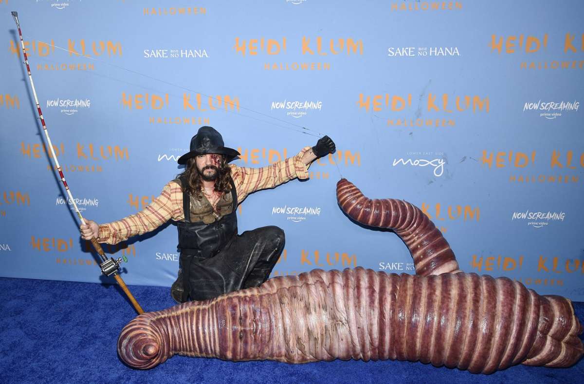 Zu ihrer diesjährigen Halloween-Party erschien Heidi Klum als Riesenwurm – an der Angel von Ehemann Tom Kaulitz.