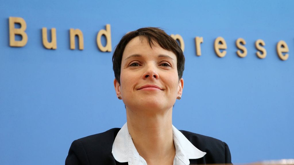  Eine Parteivorsitzende, die nicht der AfD-Bundestagsfraktion angehören will: In der drittstärksten Oppositionspartei geht es drunter und drüber. Frauke Petry täuscht mit ihrer späten Erkenntnis die Wähler, meint Politikredakteur Roland Pichler. 